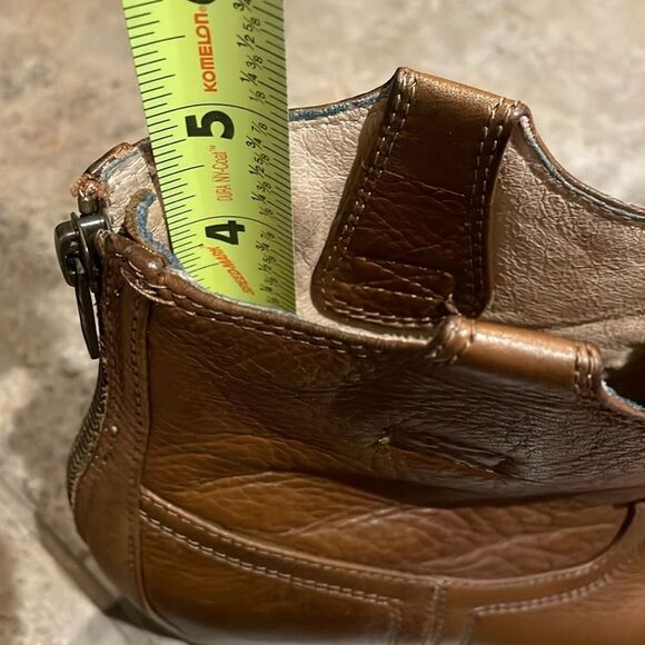 Frye Carson Cognac Brown Leather Hidden Wedge Ankle Boots Womens Size 10 - Picture 13 of 14